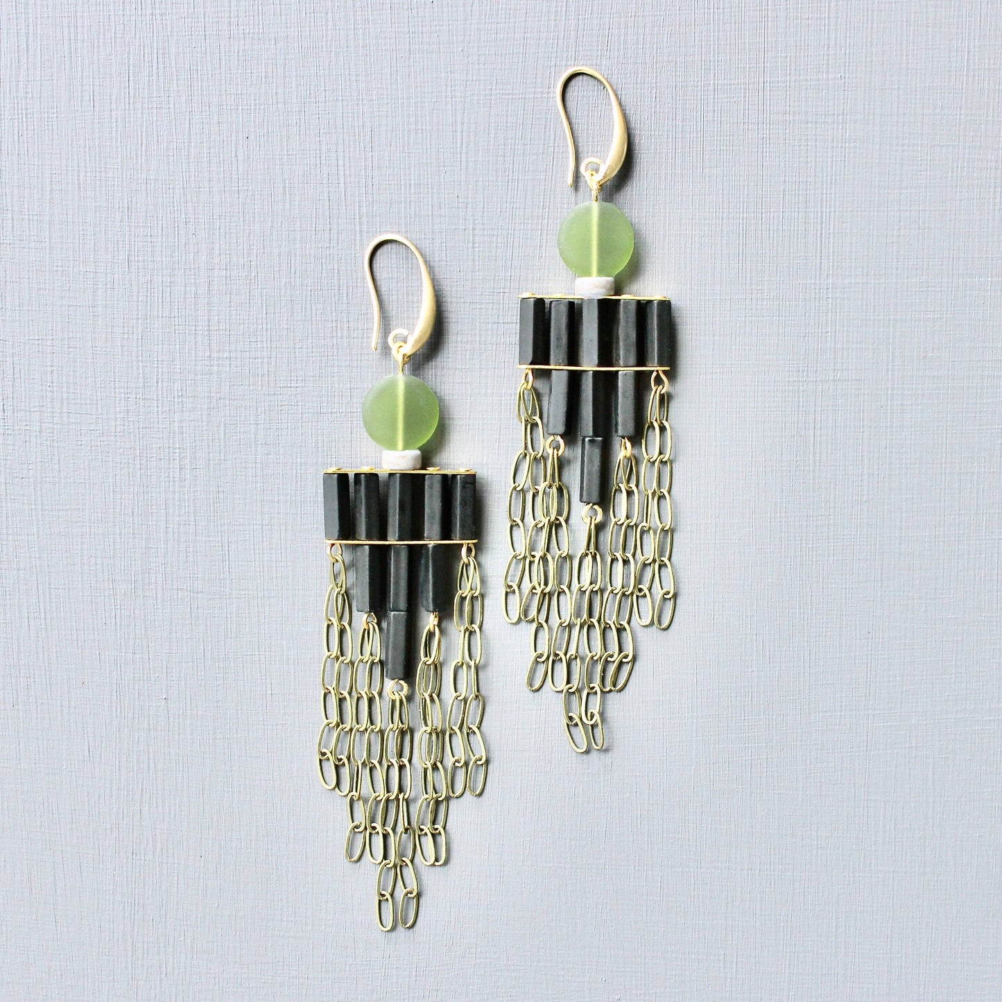 Boucles d'oreilles à plumeau en olivine et noir