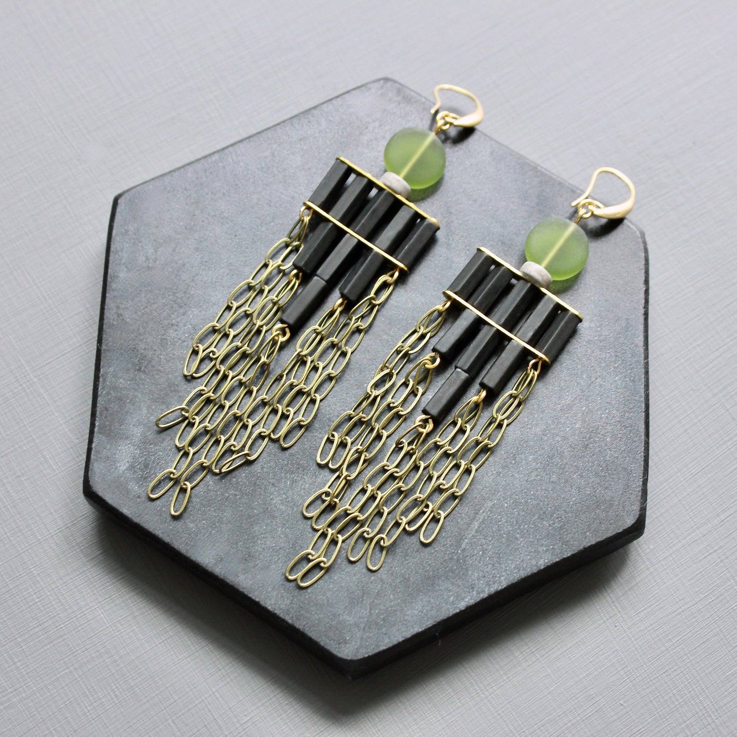 Boucles d'oreilles à plumeau en olivine et noir